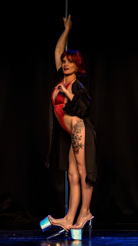Estelle professeure de pole dance et Pole Sensuel Black Sun Studio Lahonce