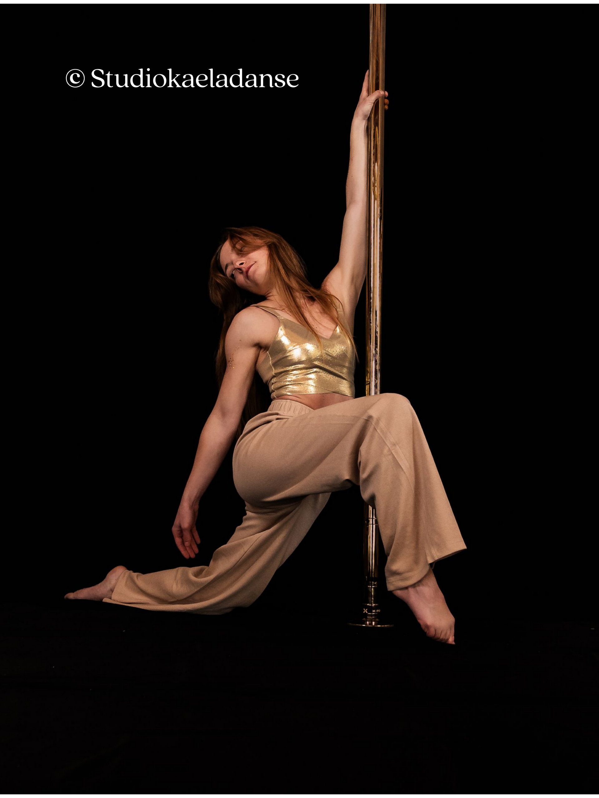 Élève découvrant la pole dance au Black Sun Studio à Lahonce
